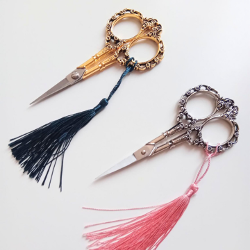 Ciseaux de broderie avec pompon
