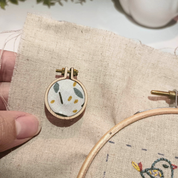 Aimant d'aiguilles - Motif bleu & moutarde